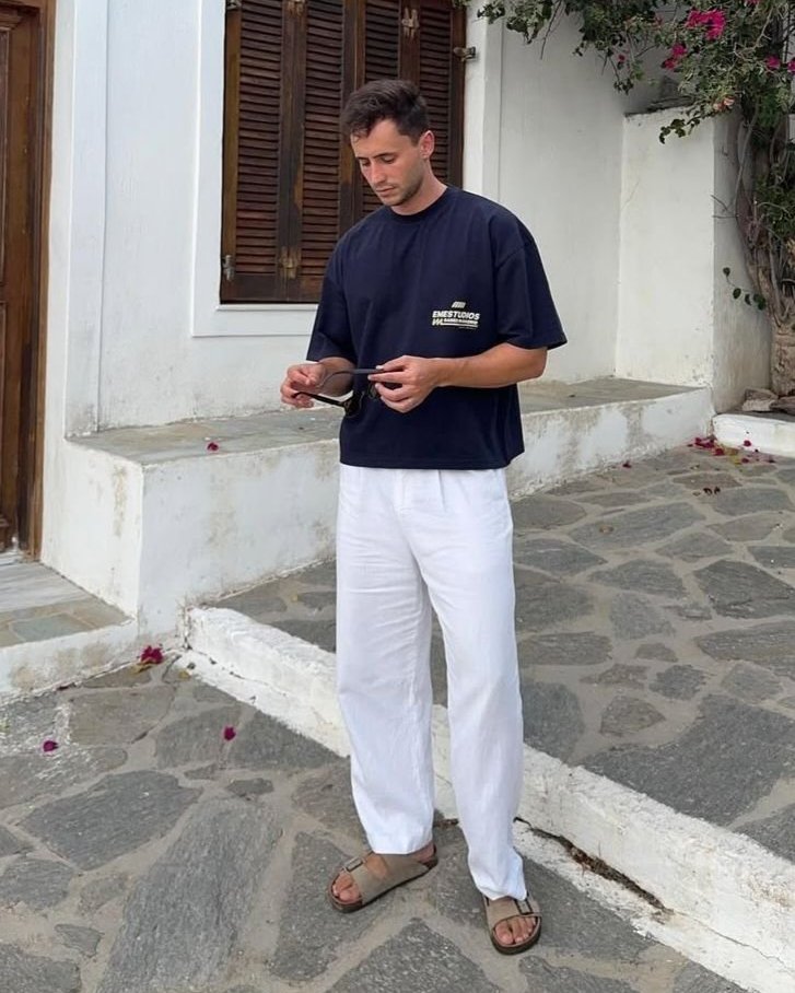 Tee marine & pantalon blanc